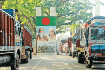 ৫ দাবিতে পেট্রাপোল বন্দরে ধর্মঘট, আমদানি-রপ্তানি বন্ধ