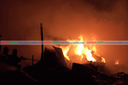 আশুলিয়ায় মহাসড়কের পাশে আগুনে পুড়ল ৭ দোকান