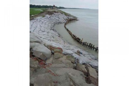 বাগেরহাটে বেড়িবাঁধে ভাঙন, আতঙ্কে এলাকাবাসী

