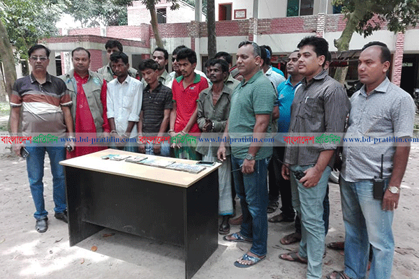 দিনাজপুরে চুরি যাওয়া টাকাসহ আটক ৪