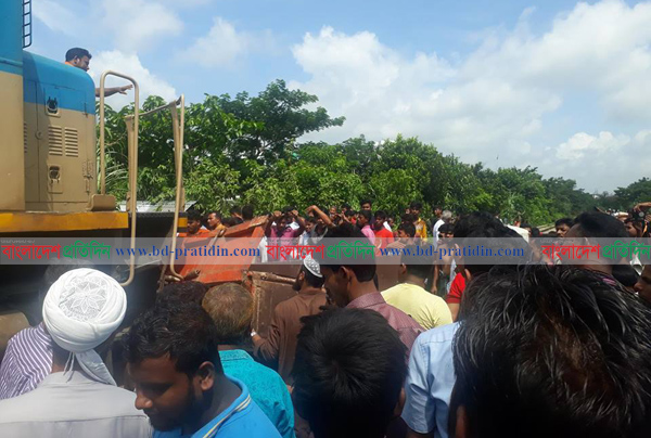 কুমিল্লার লাকসামে ট্রাক-ট্রেনের সংঘর্ষ