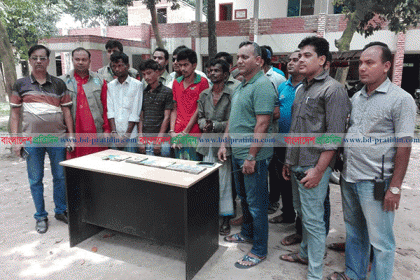 দিনাজপুরে চুরি যাওয়া টাকাসহ আটক ৪
