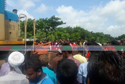 কুমিল্লার লাকসামে ট্রাক-ট্রেনের সংঘর্ষ