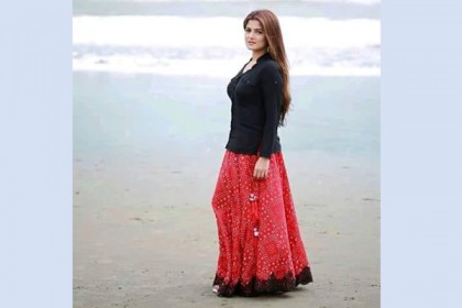 কারিনার পোশাক নকল শ্রাবন্তীর