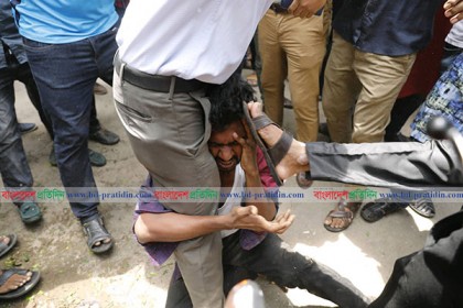 ছাত্রলীগের হামলায় শিক্ষকও রেহাই পেল না
