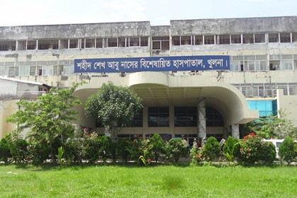খুলনায় আবু নাসের হাসপাতালের আউট সোর্সিং কর্মচারীদের আন্দোলন 