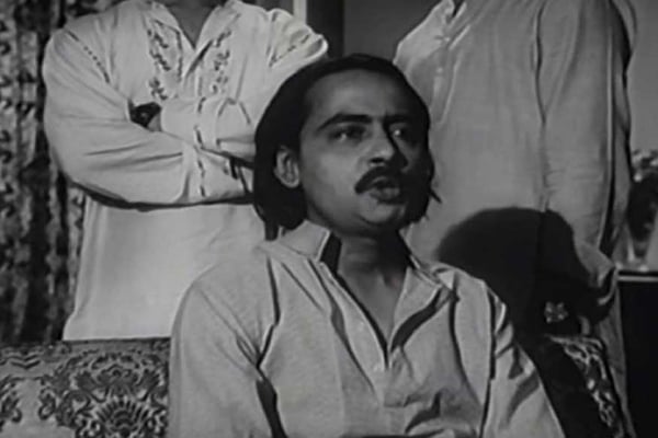 রহস্যজনকভাবে চারতলা থেকে পড়ে অভিনেতা চিন্ময় রায় গুরুতর আহত 