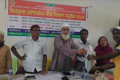 বাগেরহাটে চাষীদের মাঝে বিনামূল্যে বীজ বিতরণ

