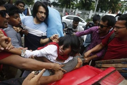 শহীদ মিনারে কোটা আন্দোলনকারীদের ওপর হামলা