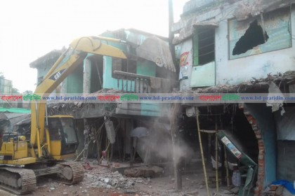 নেত্রকোনায় চলছে অবৈধ স্থাপনা উচ্ছেদ অভিযান