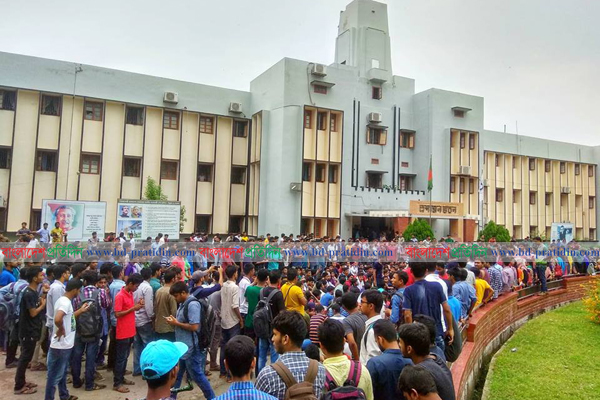 রাবি শিক্ষকের আন্দোলনে বাধা, শিক্ষার্থীদের বিক্ষোভ

