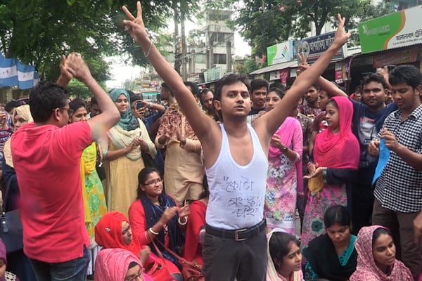 প্রজ্ঞাপন জারির দাবিতে বিএম কলেজের শিক্ষার্থীদের সড়ক অবরোধ