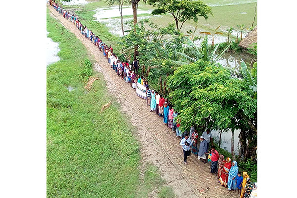 কলাপাড়ায় ফসলি জমি-বসতভিটা রক্ষার দাবিতে মানববন্ধন