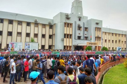 রাবি শিক্ষকের আন্দোলনে বাধা, শিক্ষার্থীদের বিক্ষোভ

