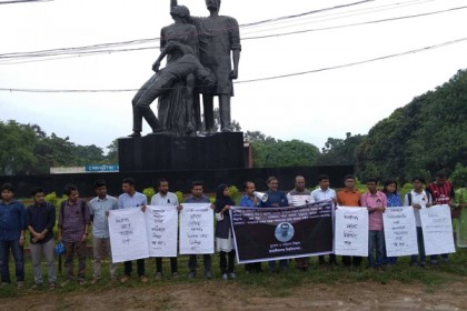 নিরাপদ সড়কের দাবিতে জাবিতে মানববন্ধন

