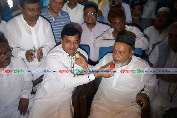 হাসান সরকারকে মিষ্টি খাওয়ালেন গাজীপুরের মেয়র জাহাঙ্গীর