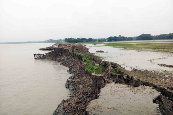 শরণখোলার দেড় কিলোমিটার বেড়িবাঁধ নদীগর্ভে বিলিন