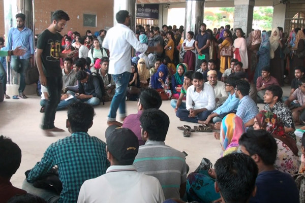 ২২ দফা দাবিতে বরিশাল বিশ্ববিদ্যালয়ের শিক্ষার্থীদের ক্লাস-পরীক্ষা বর্জন

