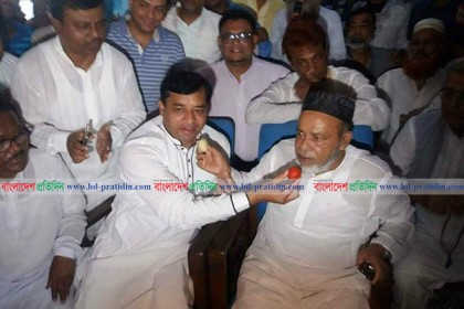 হাসান সরকারকে মিষ্টি খাওয়ালেন গাজীপুরের মেয়র জাহাঙ্গীর