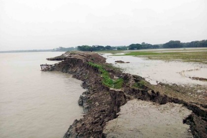 শরণখোলার দেড় কিলোমিটার বেড়িবাঁধ নদীগর্ভে বিলিন