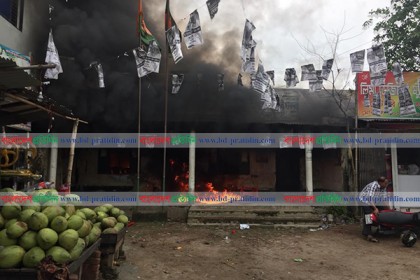 গাজীপুরে বিএনপি অফিসে যুবদলের আগুন
