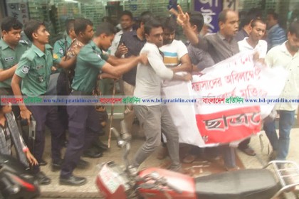 খুলনায় কোটা আন্দোলনকারীদের ওপর পুলিশের লাঠিচার্জ, আহত ৮
