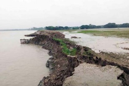 বাগেরহাটে বেড়িবাঁধ ভেঙে ৮ গ্রামের বড়িঘরে পানি

