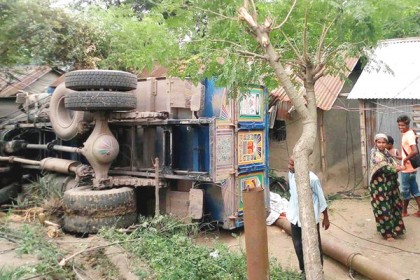 বগুড়ায় ট্রাক-সিএনজি মুখোমুখি সংঘর্ষে নিহত ১
