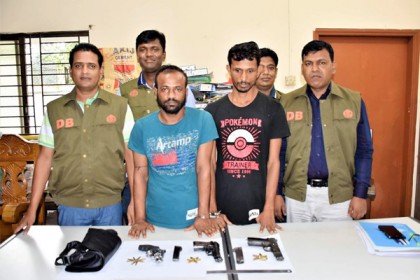 কুমিল্লায় অস্ত্র-গুলিসহ হত্যা মামলার আসামি গ্রেফতার
