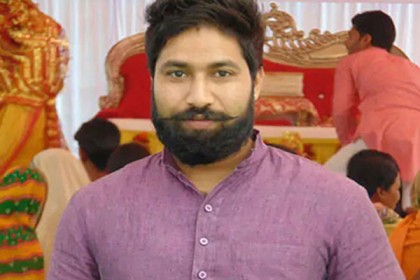 ভালোবাসা প্রমাণে প্রেমিকার বাড়ির সামনে নিজের মাথায় গুলি