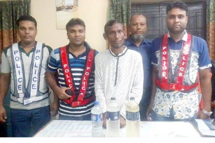 কলাপাড়ায় চোলাই মদসহ মাদক ব্যবসায়ী আটক