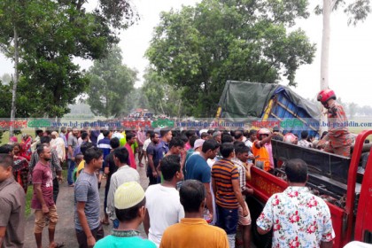 দিনাজপুরে বাস ট্রাক মুখোমুখি সংঘর্ষে নিহত ১