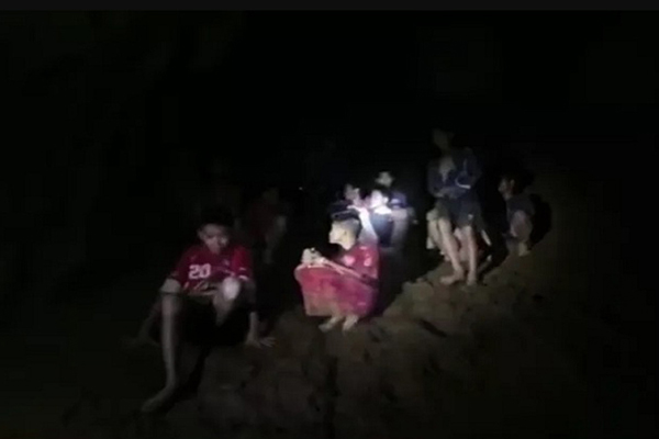 গুহায় আটকেপড়া থাই যুব ফুটবলারদের উদ্ধারে শতাধিক চিমনি স্থাপন