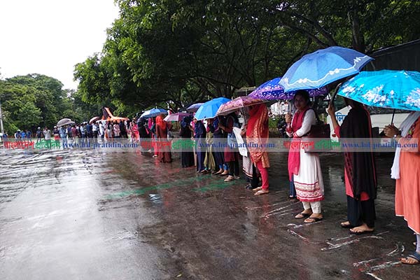 চবিতে কোটা সংস্কারের মানববন্ধনে শিক্ষার্থীদের মারধর ছাত্রলীগের

