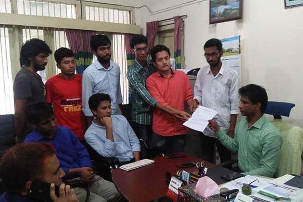 নিরাপদ ক্যাম্পাসের দাবিতে চবি উপাচার্যকে স্মারকলিপি
