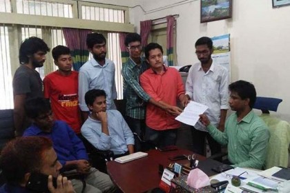 নিরাপদ ক্যাম্পাসের দাবিতে চবি উপাচার্যকে স্মারকলিপি
