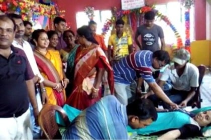 রক্তের সঙ্কট কাটাতে বিয়ের অনুষ্ঠানেই রক্তদান উৎসব!

