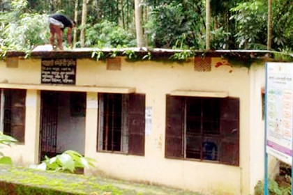 রাজাপুরে জরাজীর্ণ ভবনে কমিউনিটি ক্লিনিকের কার্যক্রম 

