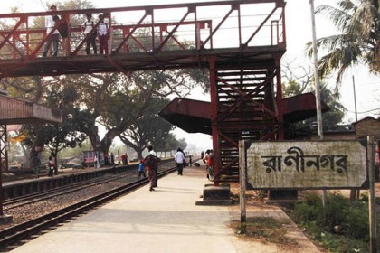 নওগাঁয় ব্রিজের সঙ্গে ধাক্কা খেয়ে ট্রেনযাত্রী নিহত