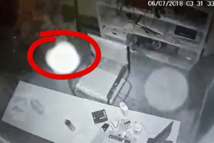 বন্ধ শোরুমে অলৌকিক আলো নিয়ে তোলপাড়! (ভিডিও)