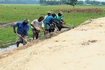 নদীর বালি দিয়ে ক্ষতিগ্রস্ত বাঁধ সংস্কার, আতঙ্কে দিনাজপুরবাসী