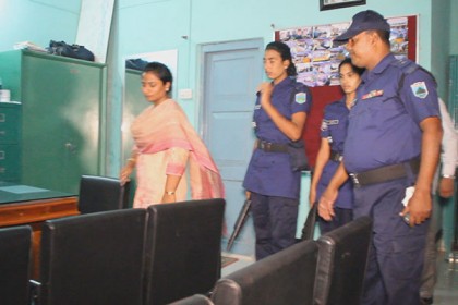 পাবনায় ঘুষের টাকাসহ আটক ২