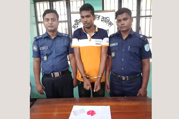 বোয়ালমারীতে ইয়াবা ব্যবসায়ী আটক