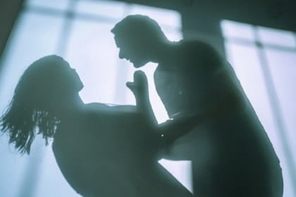 মদ খেয়ে বন্ধুর স্ত্রীকে ধর্ষণের অভিযোগ