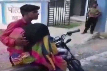 মোটরসাইকেলে মায়ের নিথর দেহ মর্গে নিলেন ছেলে!
