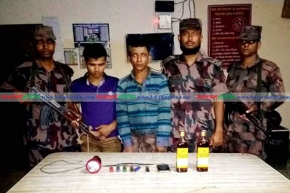 টেকনাফে কার্তুজ ও খোসাসহ দুই যুবক আটক