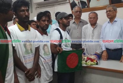 খালেদার মুক্তি দাবিতে চট্টগ্রাম থেকে পায়ে হেঁটে কয়েক তরুণ নয়াপল্টনে