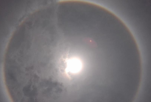বড়াইগ্রামের আকাশে ১০ সেকেন্ডের সূর্যের বলয় দৃশ্য