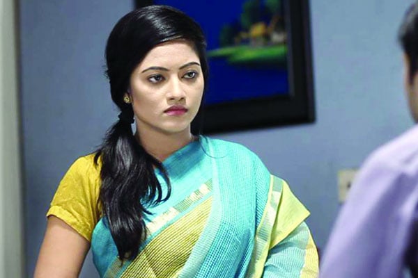 তিন চরিত্রে রবীন্দ্রনাথের ‘মধ্যবর্তিনী’