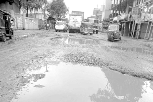 খানাখন্দে ভরা মহাসড়ক